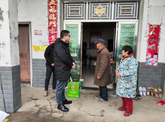 益陽(yáng)市生態(tài)環(huán)境局大通湖分局班子成員帶領(lǐng)鄉村振興幫扶人員開(kāi)展“迎新春送溫暖”慰問(wèn)活動(dòng)