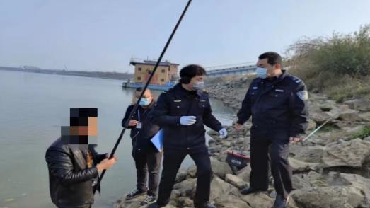 仙桃市生態(tài)環(huán)境保護綜合執法支隊對多起在漢江飲用水水源地一級保護區垂釣案件進(jìn)行查處