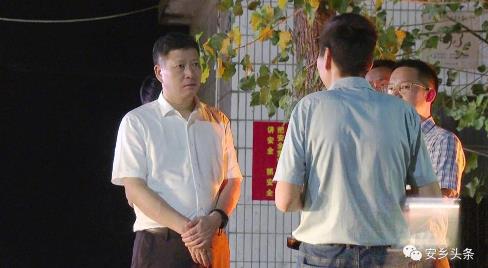 安鄉縣委書(shū)記王先波夜間督導鄉鎮秸稈禁燒工作